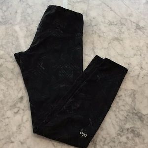 ALO YOGA AIRBRUSH LEGGINGS IN BLACK INDIGO